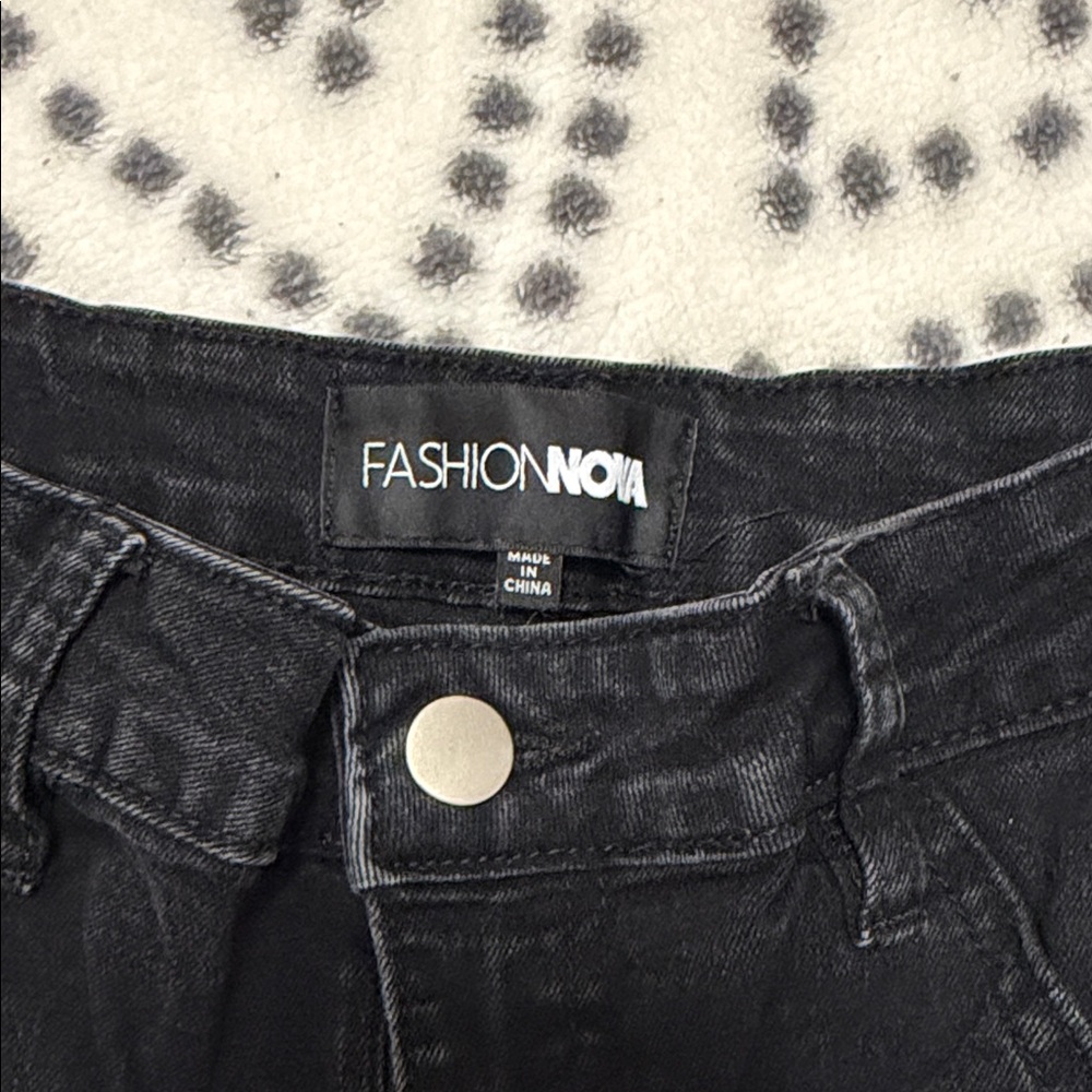 Fashion Nova Black Straight Leg Cargo Jeans - Picture 2 of 4